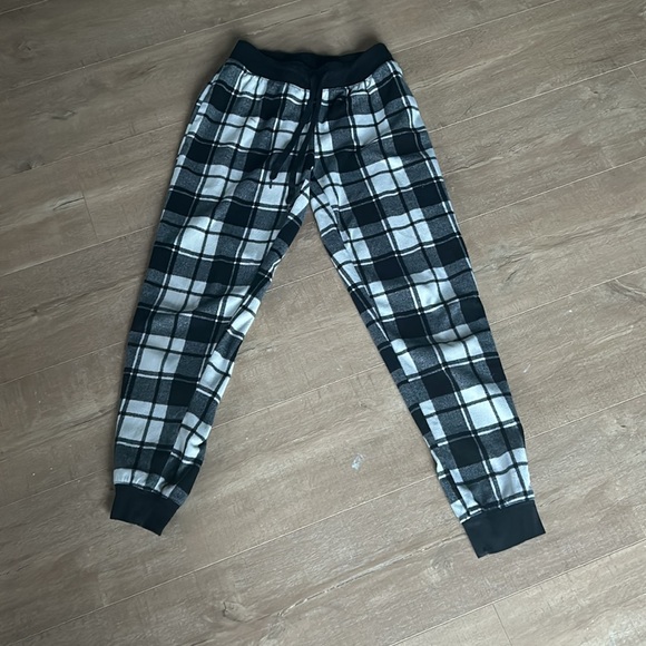 🪩black and white plaid pajama pants - Picture 2 of 5